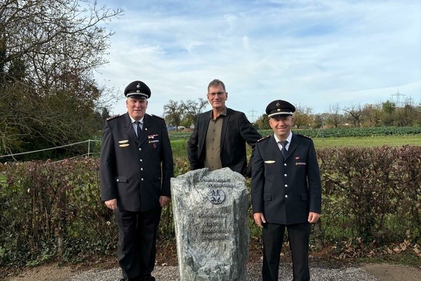 Gedenkstein der Feuerwehr, v.l.n.r. Roland Neininger, Lars Br&uuml;gner, Sascha Seckinger 