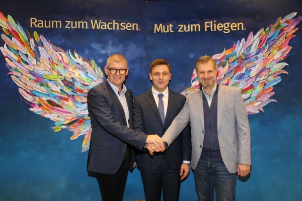 v.l.n.r. BM Michael Schlegel, BM Fabian Nitz, BM Kevin Sch&uuml;ller, im Hintergrund Fl&uuml;gel 
