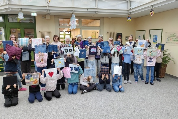 Sch&uuml;lerinnen und Sch&uuml;ler der 4.Klassen , Lehrerinnen Frau Hausen und Frau Gralla  und der FairTrade Steuerungskreis heben ihre Projekte hoch