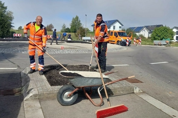 Bauhof Vörstetten lernt Blumenwiesen und Wildstaudenbeete für Hummeln, Schmetterlinge und Wildbienen anzulegen Bauhof Vörstetten lernt Blumenwiesen und Wildstaudenbeete für Hummeln, Schmetterlinge und Wildbienen anzulegen