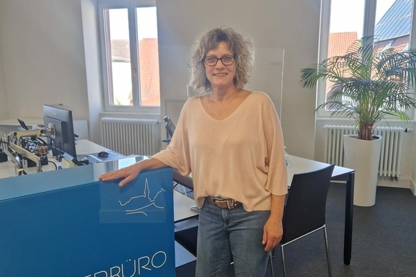 Sabine Pavicic wird im Rathaus Vörstetten begrüßt und übernimmt das Bürgerbüro Sabine Pavicic wird im Rathaus Vörstetten begrüßt und übernimmt das Bürgerbüro