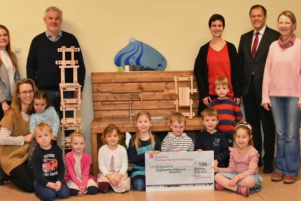 Die Kinder im Wirbelwind freuen sich über die Spende der Sparkasse Die Kinder im Wirbelwind freuen sich über die Spende der Sparkasse